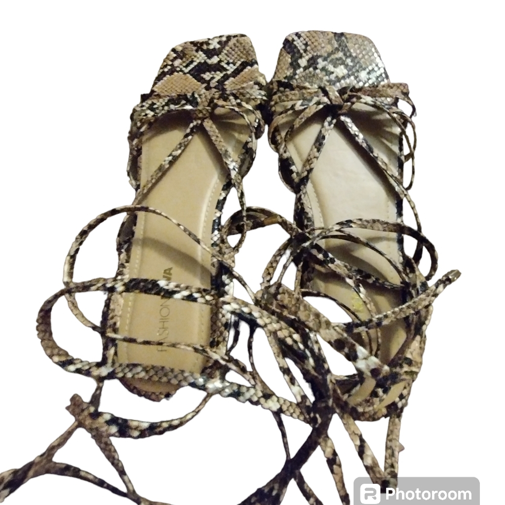 💚 NWT Fashion Nova animal print leg wrap sandals a size 8